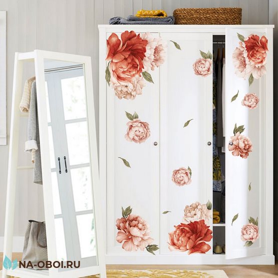 декор дверей шкафа наклейкой с цветами